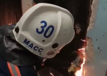 В Новосибирске на Гоголя соседи приварили дверь квартиры женщины сваркой