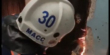 В Новосибирске на Гоголя соседи приварили дверь квартиры женщины сваркой