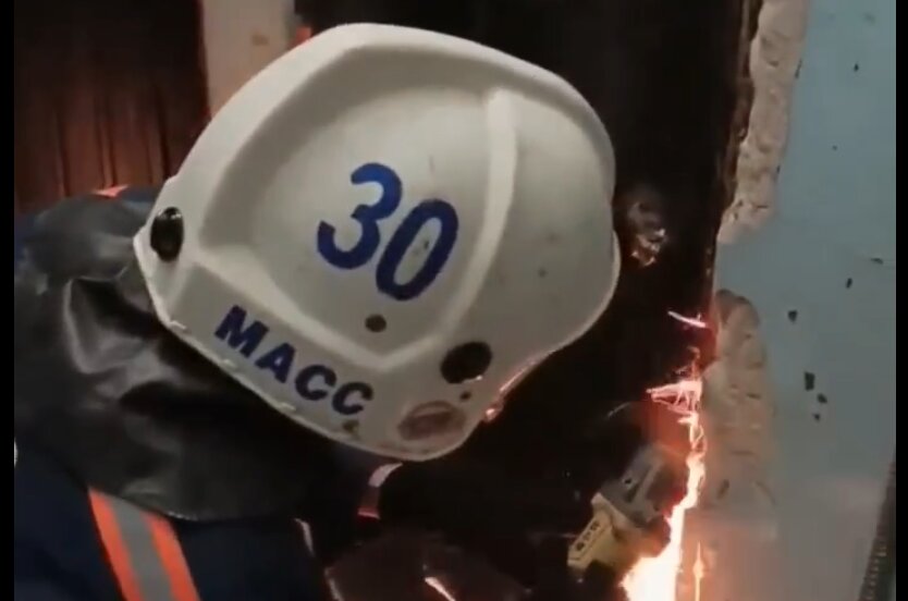 В Новосибирске на Гоголя соседи приварили дверь квартиры женщины сваркой