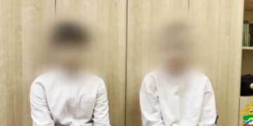 Двое 12-летних новосибирцев катались на электричках, зацепившись за поручни