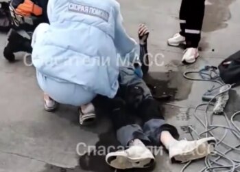 Рабочий сорвался с высоты третьего этажа из-за незакреплённой страховки в Новосибирске