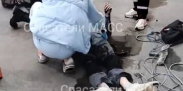 Рабочий сорвался с высоты третьего этажа из-за незакреплённой страховки в Новосибирске
