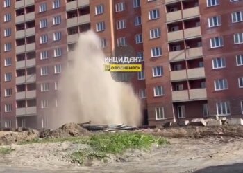 В Октябрьском районе прорвало трубу: столб воды бил вверх