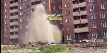 В Октябрьском районе прорвало трубу: столб воды поднимался на несколько метров
