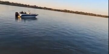 Двое мужчин застряли на катере посреди Оби