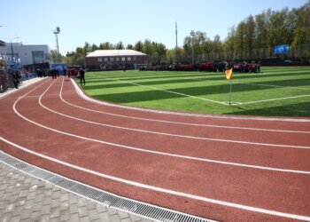 «Спорт должен быть доступным для всех»: на ОбьГЭС открыли долгожданный футбольный стадион