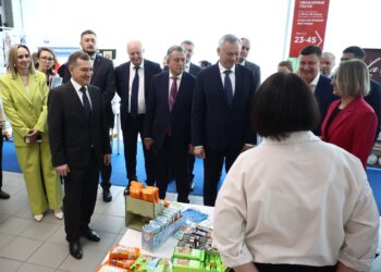 «Мы сопровождаем бизнес от регистрации до крупных проектов»: Максим Кудрявцев поздравил предпринимателей с профессиональным праздником