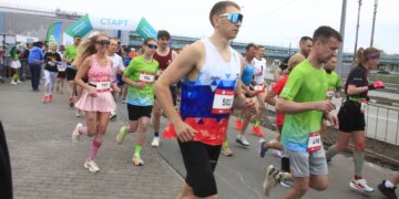 Новосибирцы пробежали благотворительный марафон в парке «Арена»