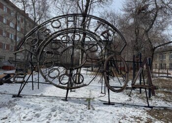 Артемий Лебедев, регулярно критикующий Новосибирск, пожертвовал полмиллиона рублей на восстановление неоновой вывески на левобережье