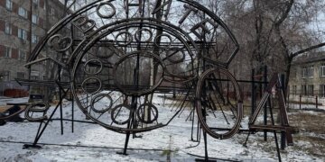 Артемий Лебедев, регулярно критикующий Новосибирск, пожертвовал полмиллиона рублей на восстановление неоновой вывески на левобережье