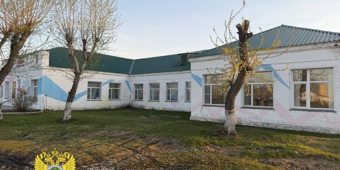 Кровля рухнула в спортшколе 1940 года постройки в Татарске: прокуратура проводит проверку