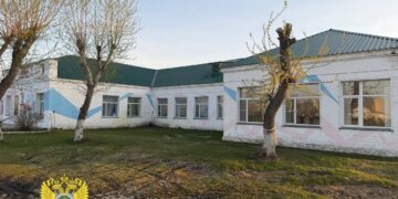 Кровля рухнула в спортшколе 1940 года постройки в Татарске: прокуратура проводит проверку
