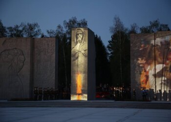 Тысячи огней в память о героях: в Новосибирске прошла акция «Свеча памяти»