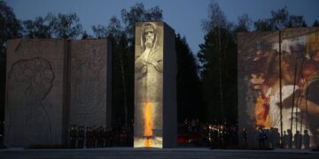 Тысячи огней в память о героях: в Новосибирске прошла акция «Свеча памяти»