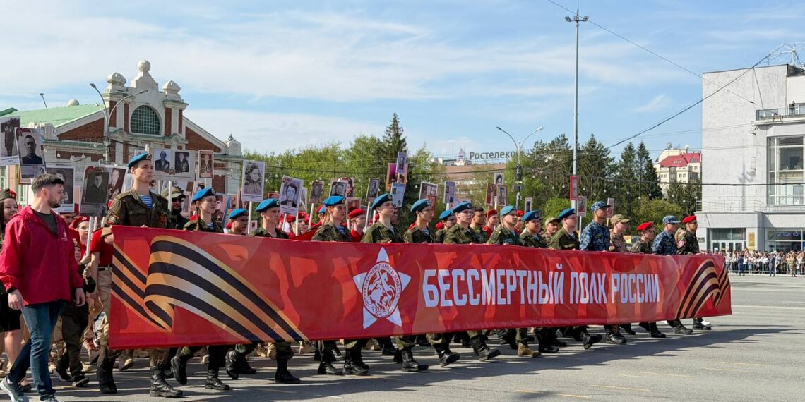 Тысячи сибиряков прошли в «Бессмертном полку» в Новосибирске