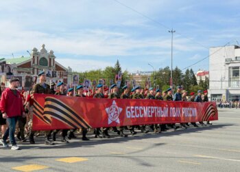 Тысячи сибиряков прошли в «Бессмертном полку» в Новосибирске