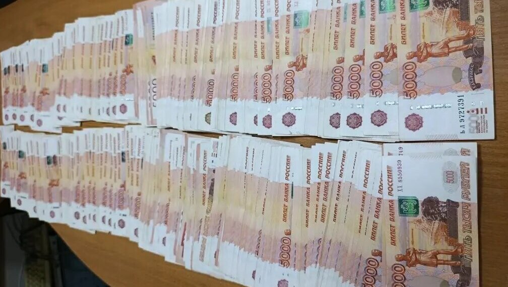 Иностранец пытался вывезти из Новосибирска 2,8 млн рублей в сумках