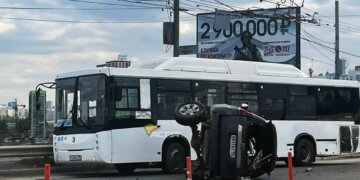 Внедорожник перевернулся в результате массовой аварии на Димитровском мосту