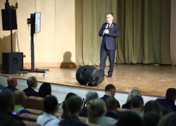 «Только в открытом диалоге можно добиться перемен»: Максим Кудрявцев провел встречи с жителями Калининского и Дзержинского районов
