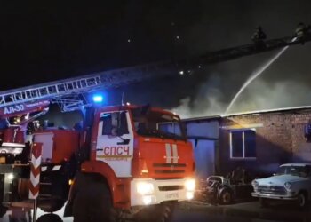 В Калининском районе горели склады: площадь пожара достигла 1500 квадратов