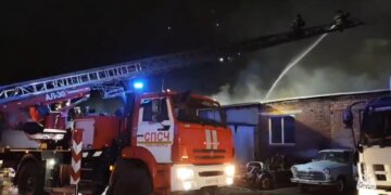 В Калининском районе горели склады: площадь пожара достигла 1500 квадратов