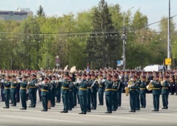 Тысячи новосибирцев вышли на парад и «Бессмертный полк» в честь 81-й годовщины Победы
