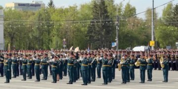 Тысячи новосибирцев вышли на парад и «Бессмертный полк» в честь 81-й годовщины Победы