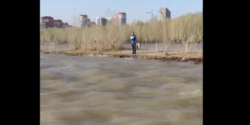 Стихия оказалась сильнее: новосибирца на сапборде унесло течением от берега