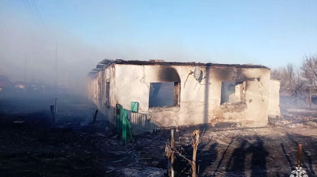 В Новосибирской области накажут виновников пожара, который уничтожил дом и повредил постройки