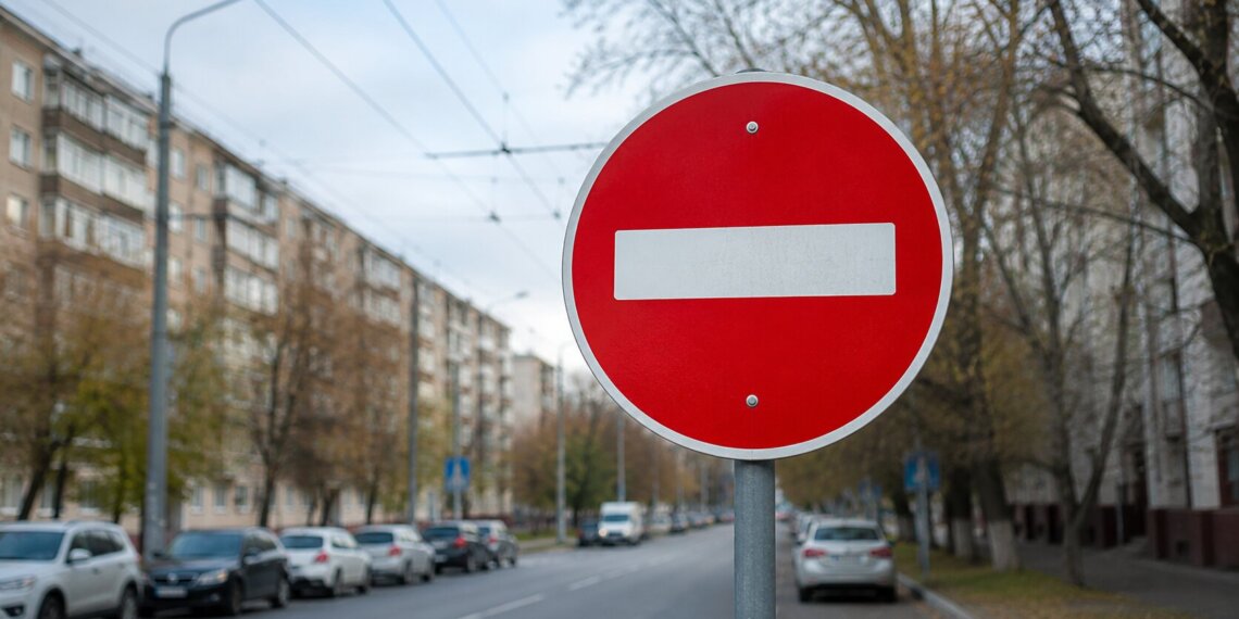 В двух районах Новосибирска временно сузили и закрыли дороги