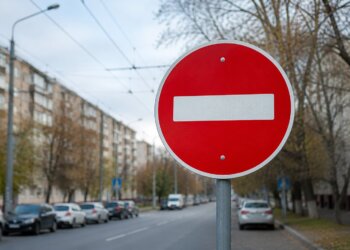 В двух районах Новосибирска временно сузили и закрыли дороги
