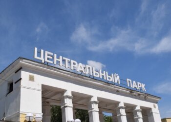 Фонтан в Центральном парке Новосибирска временно отключили из-за погоды