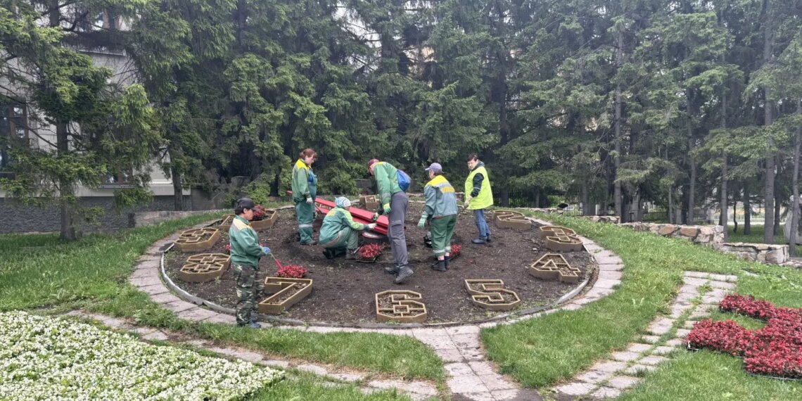 «Цветочные часы опять пойдут»: в Новосибирске высаживают одну из самых известных клумб