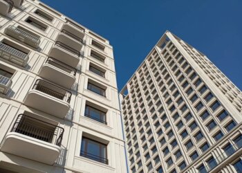 В Новосибирске трёхлетний мальчик выпал из окна третьего этажа