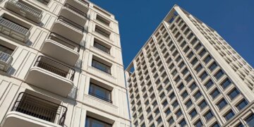 В Новосибирске трёхлетний мальчик выпал из окна третьего этажа