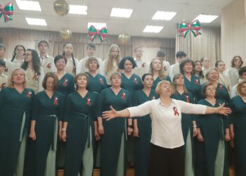 «Их смотрит весь Новосибирск»: дети спели для бойца СВО на гала-концерте в гимназии №15