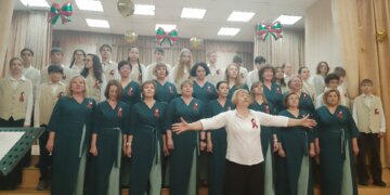«Их смотрит весь Новосибирск»: дети спели для бойца СВО на гала-концерте в гимназии №15