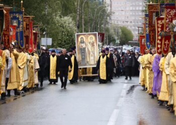 Новосибирцы приняли участие в крестном ходе под дождём 24 мая