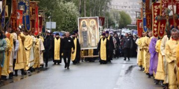 Новосибирцы приняли участие в крестном ходе под дождём 24 мая