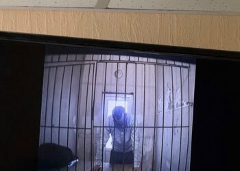 Экс-замначальнику колонии под Новосибирском продлили арест за избиение заключённой