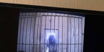 Экс-замначальнику колонии под Новосибирском продлили арест за избиение заключённой