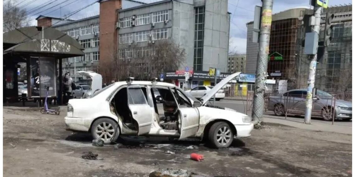 Сибиряк поджёг автомобиль с водителем после отказа подвезти