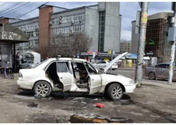 Сибиряк поджёг автомобиль с водителем после отказа подвезти