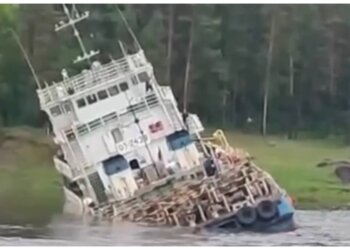 Теплоход сел на камни и разлил топливо в Енисей на 1,5 млрд рублей
