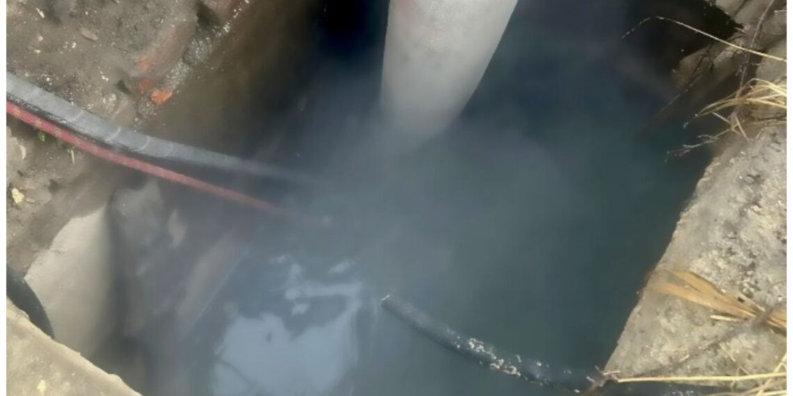 В Новосибирске спасатели 9 часов откачивали воду из затопленной тепловой камеры