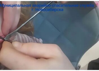 В Новосибирске малыш застрял языком в спицах зонта