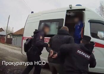 До суда дошло дело о нападении пьяного пациента скорой на полицейских