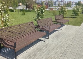 Неприятно и обидно: вандалы подпортили скамейки и трибуны в парке «Арена»