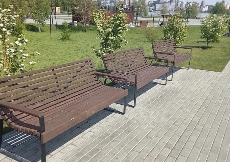 Неприятно и обидно: вандалы подпортили скамейки и трибуны в парке «Арена»