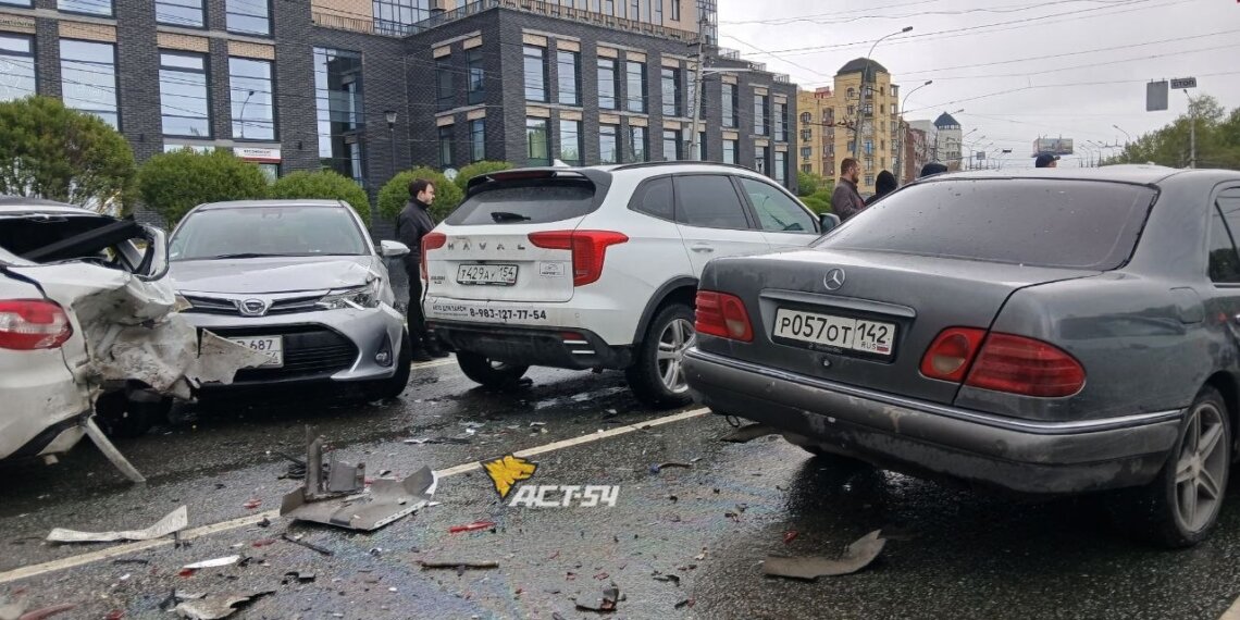 Четыре автомобиля столкнулись на Большевистской: движение к Октябрьскому мосту парализовано